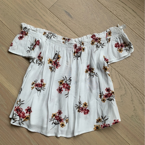 Off the shoulder summer top NWT - Picture 4 of 4